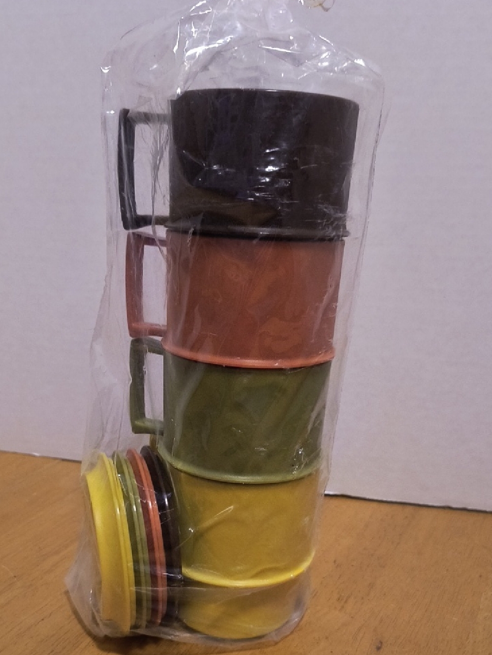 Tupperware Stackable Plastic Mugs Set in Harvest Colours With Lids B-3